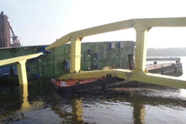 Прокуратура Киева выяснит причины падения плавучего крана. Фото