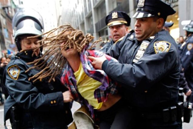 В Нью-Йорке задержаны 300 участников 'Захват Уолл-Стрит'