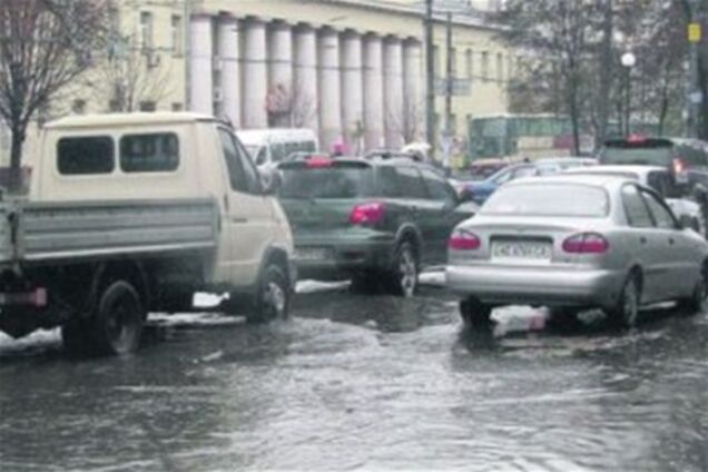 Дніпропетровськ пішов під воду через прорив каналізації