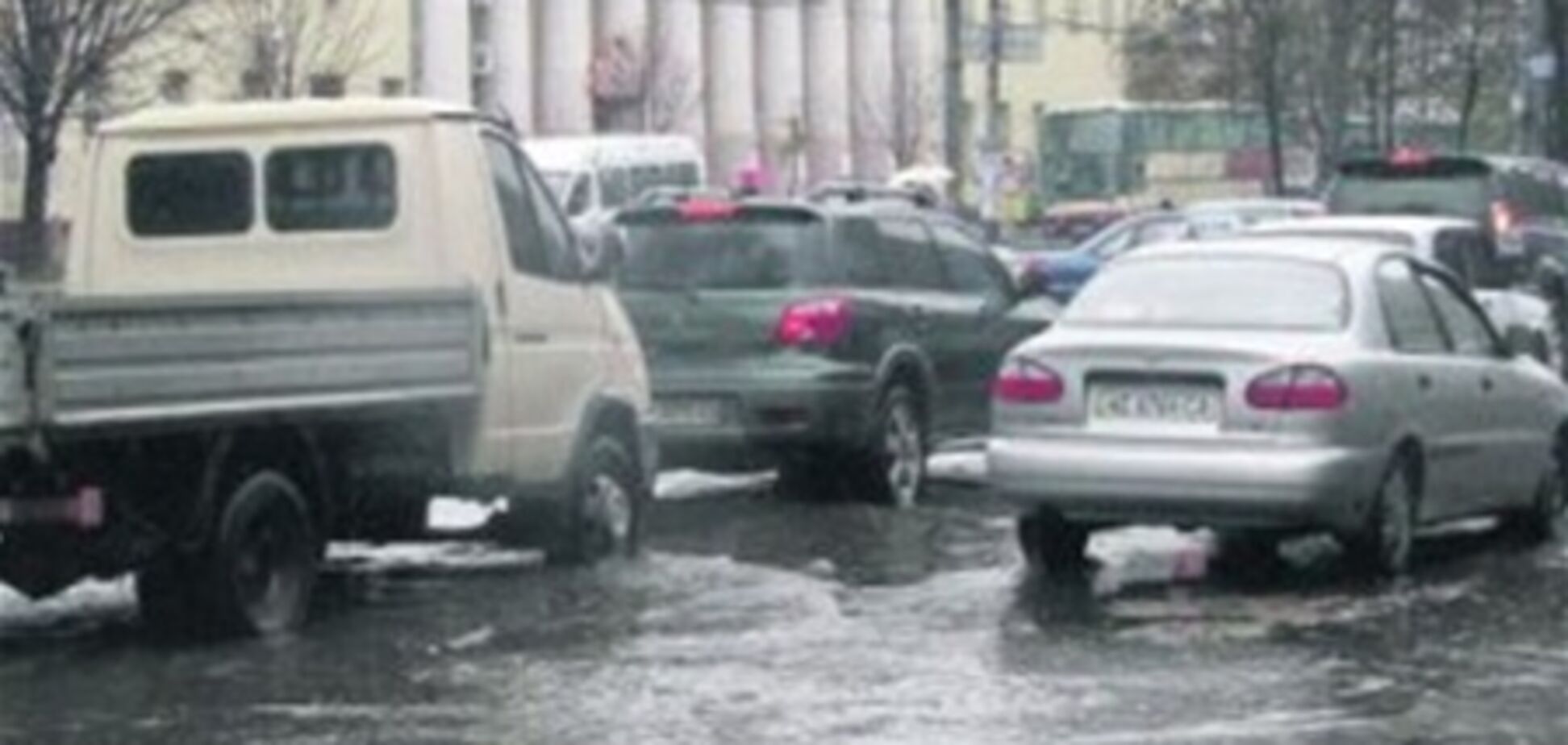 Дніпропетровськ пішов під воду через прорив каналізації