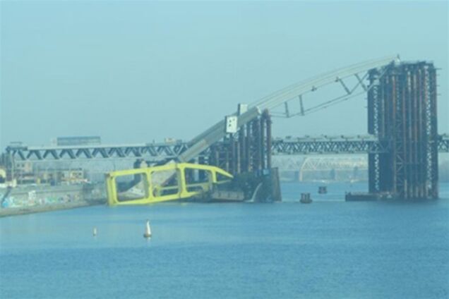 Строительный кран с 8 рабочими рухнул в Днепр. Видео