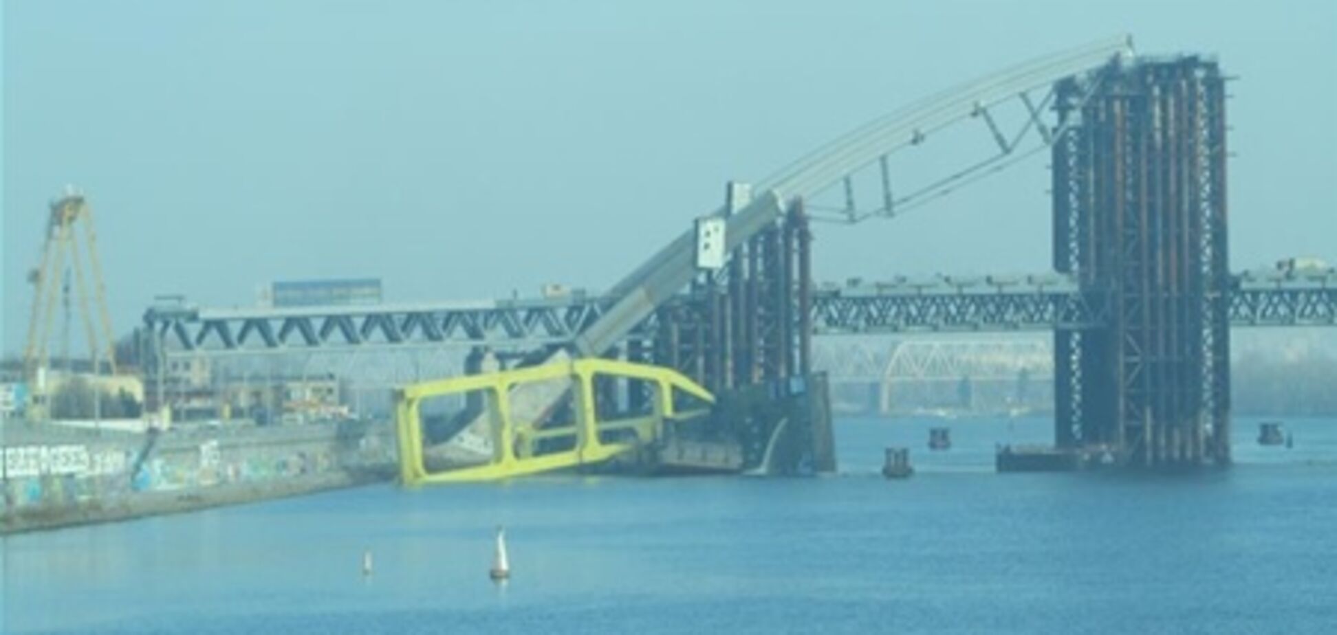 У Києві вантажопідйомний кран з людьми завалився в Дніпро . Фото