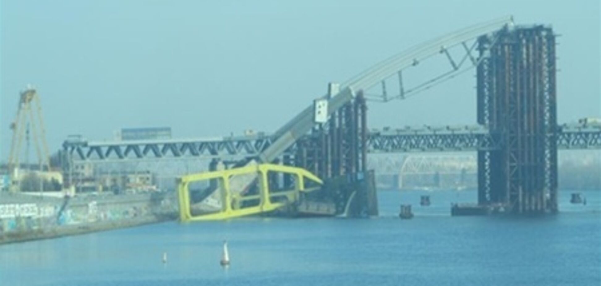 Із плавучого крана, що впав у Дніпро, витікає мазут і солярка