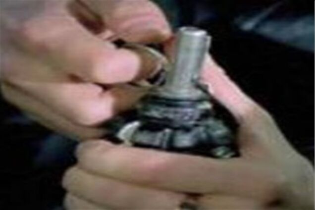 На Луганщині чоловік виявив розтяжку з гранатою на дверях своєї квартири