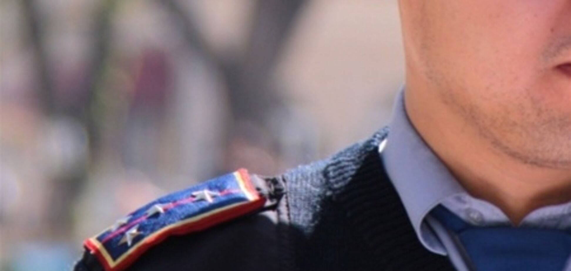 Поліцейський зловив дитини, скинутого матір'ю з даху 5-поверхівки