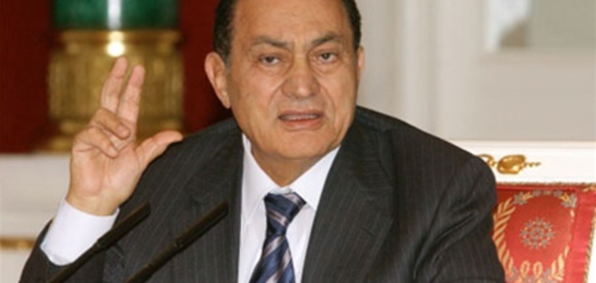 Врач попытался задушить Хосни Мубарака