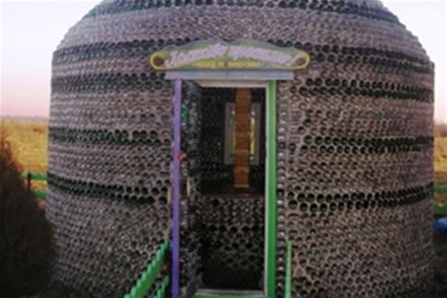 На Житомирщине пенсионер построил кафе из пустых бутылок