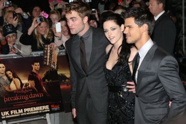 Кристен Стюарт в черном платье до пола и ее кавалеры