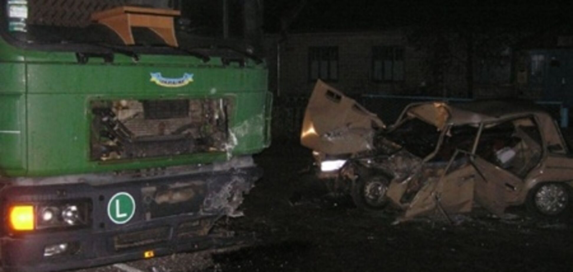 Вантажівка перетворила ВАЗ в купу металобрухту