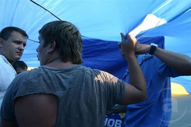 Харків. Прокуратура не знайшла криміналу у порваному державному прапорі