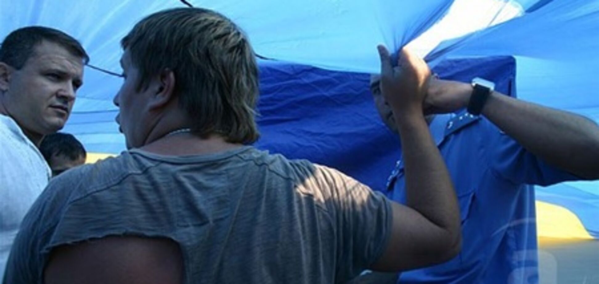 Харків. Прокуратура не знайшла криміналу у порваному державному прапорі