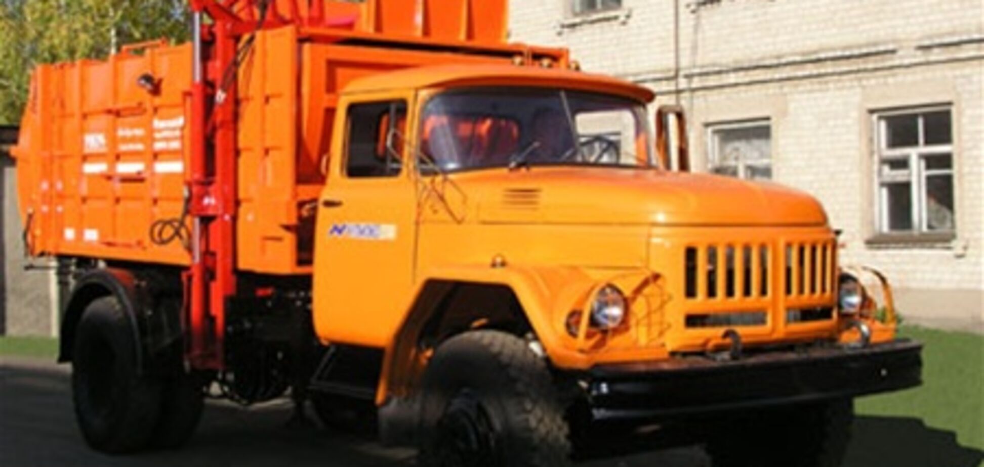 На Закарпатті сміттєвоз задавив дитину у дворі школи