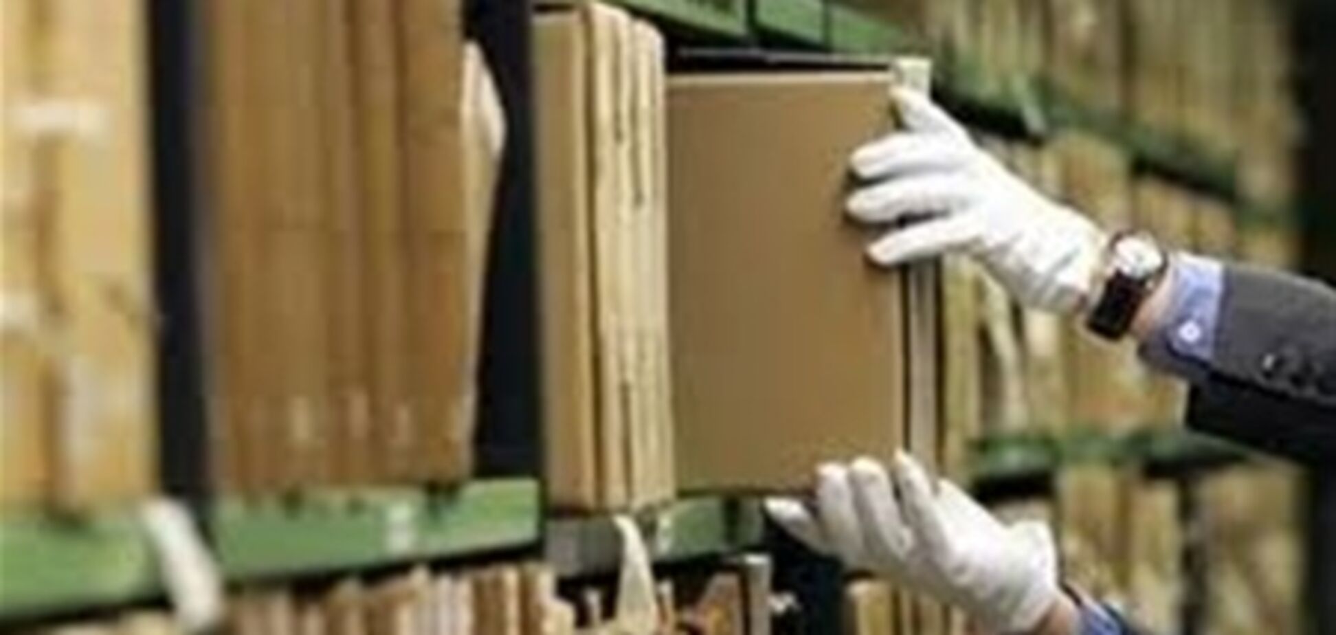В центре Львова старинные книги 'летали' по воздуху