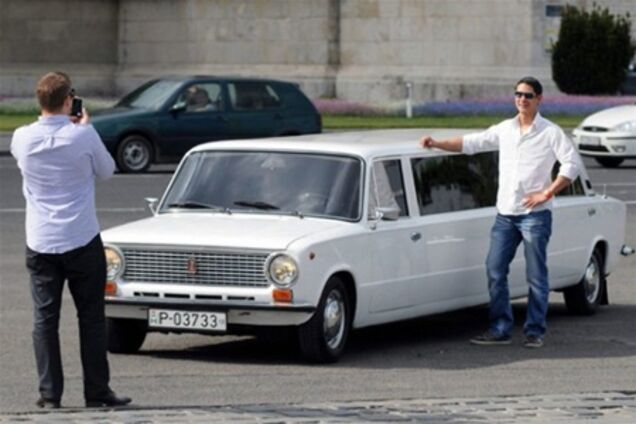 Из «копейки» сделали роскошный лимузин с портретом Ленина. Фото