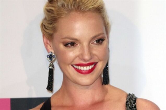 Кэтрин Хейгл выдавила из платья грудь