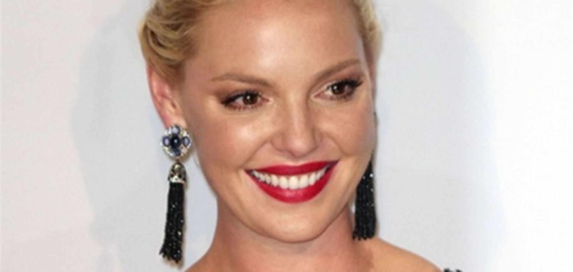 Кэтрин Хейгл выдавила из платья грудь