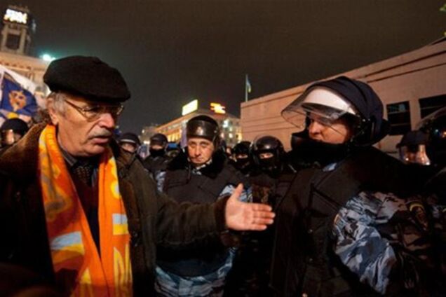 Беркутовцев на Майдане забросали яйцами