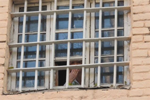 Прихильники Тимошенко розважають її українськими піснями