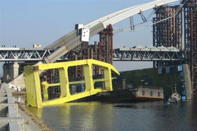 Плавкран, що впав у Дніпро, відремонтують за три місяці