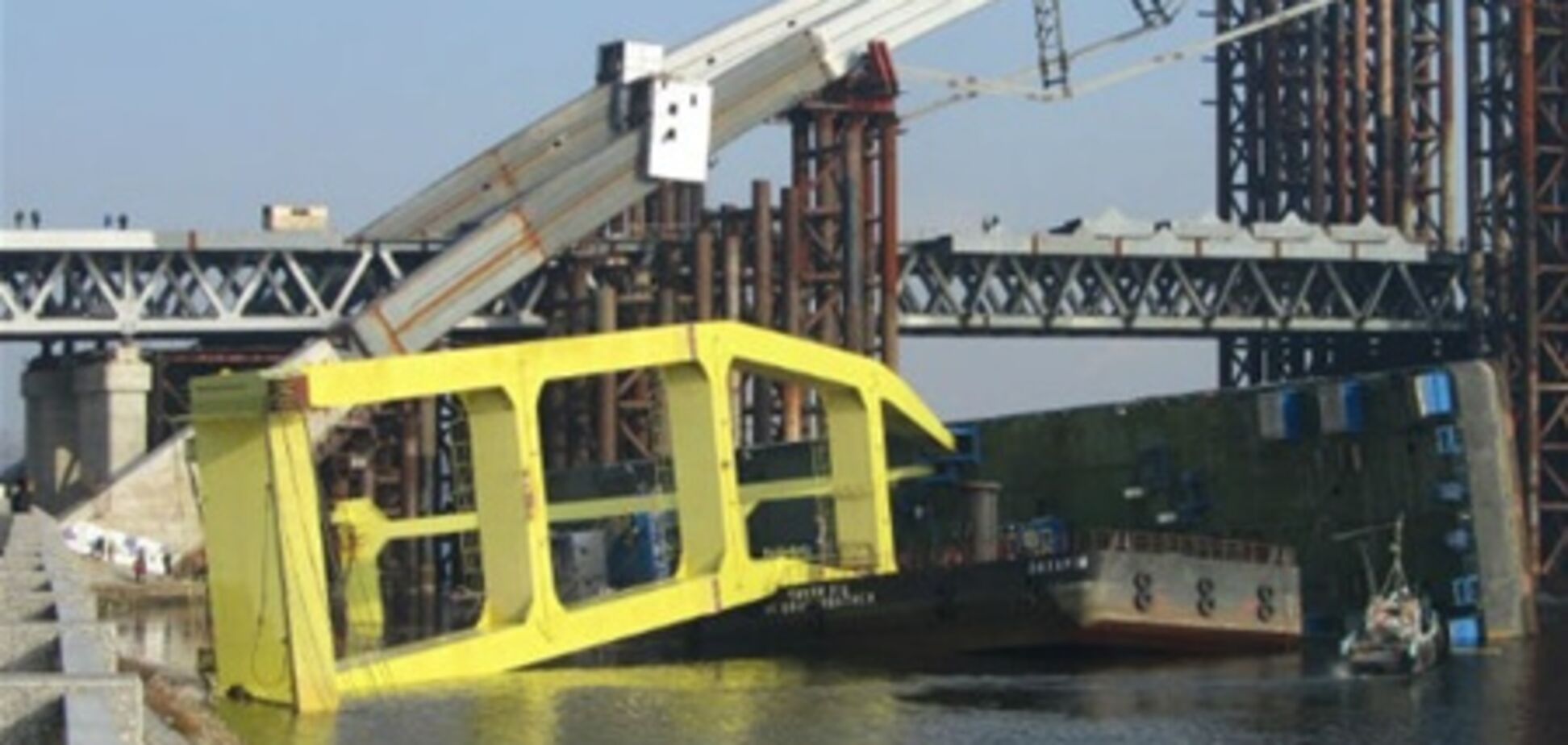 Плавкран, що впав у Дніпро, відремонтують за три місяці