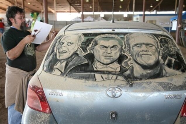 Грязная машина – полотно для шедевра. Фото 