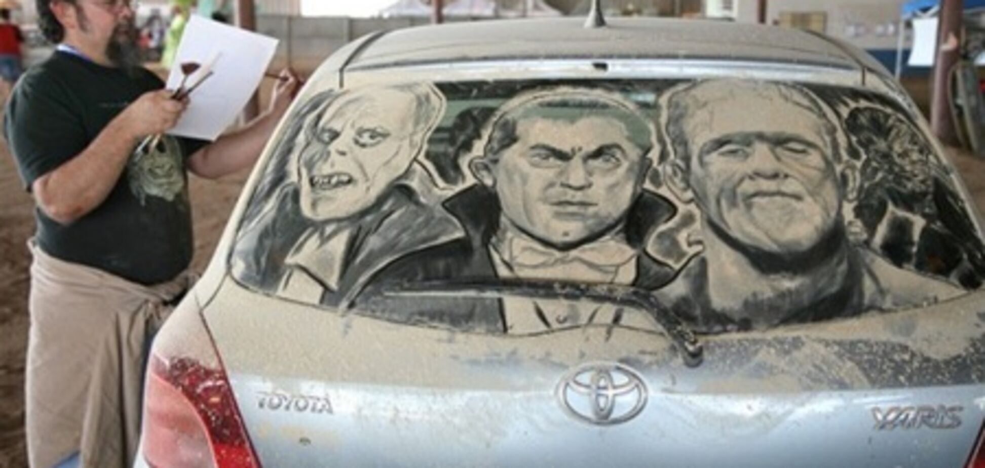 Грязная машина – полотно для шедевра. Фото