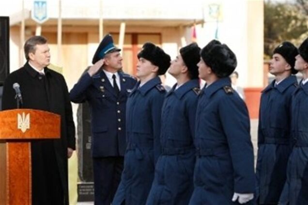 Янукович наголошує на важливості патріотичного виховання молоді 