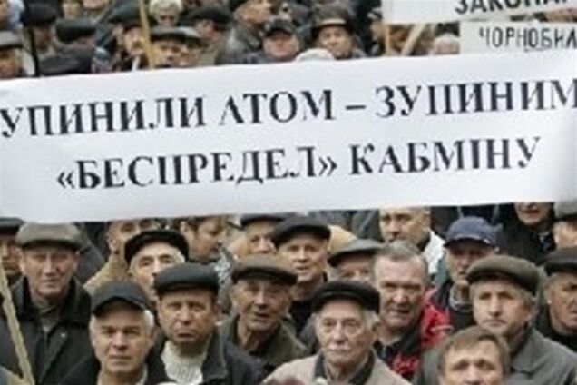 Донецкие чернобыльцы на коленях просили, чтобы их пустили к депутатам