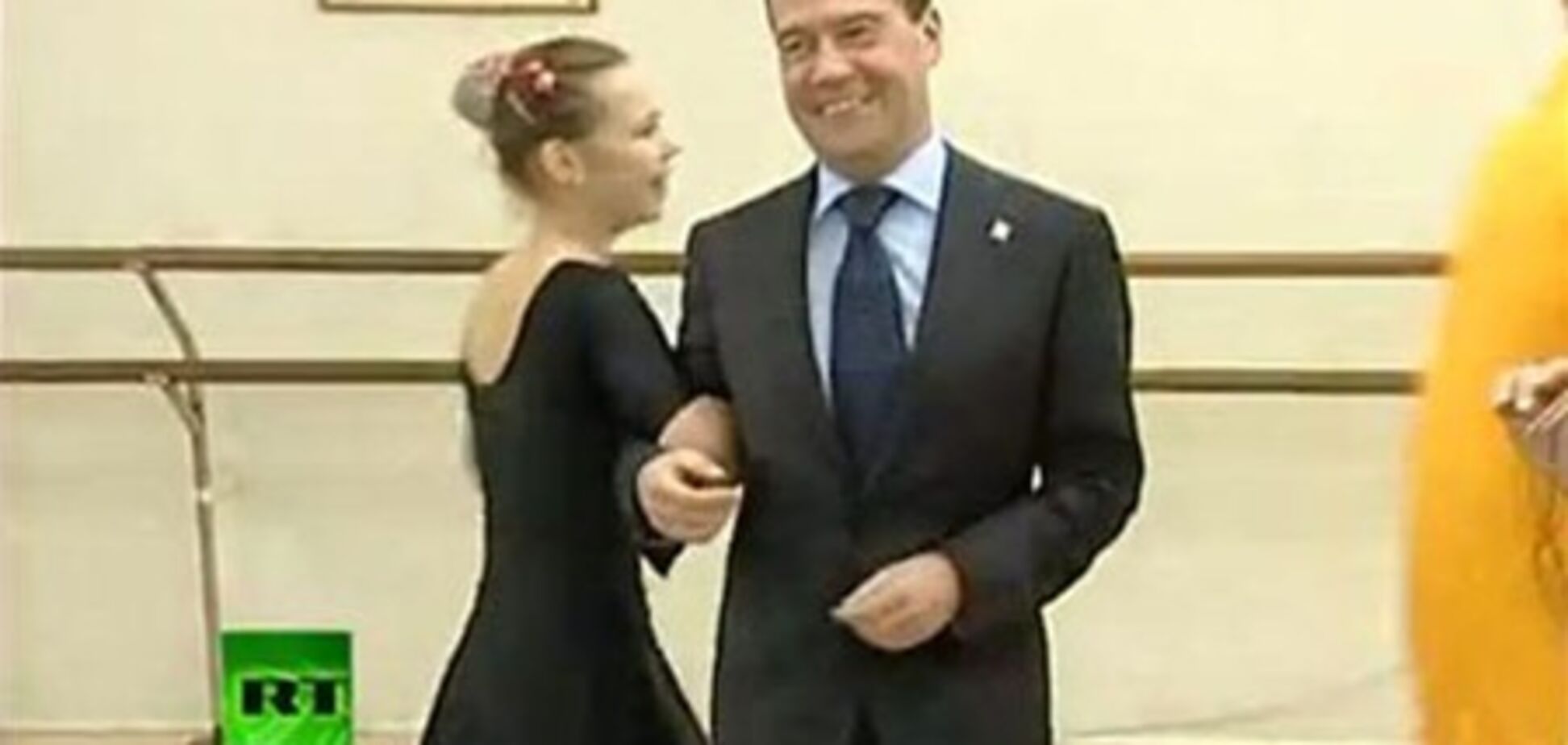 Медведев станцевал с детьми танец 'Ладушки'. Фото, видео