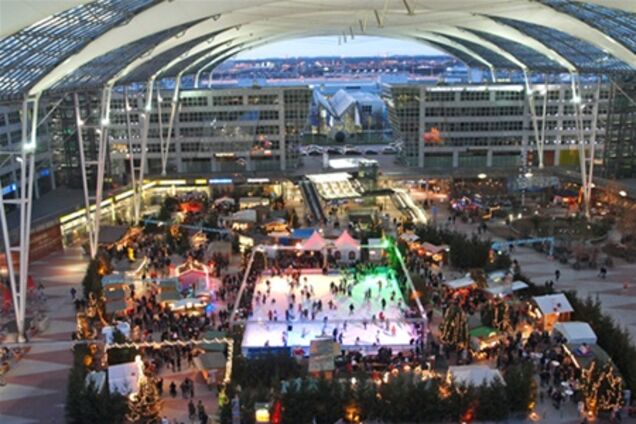 Рождественский рынок и каток в аэропорту Мюнхена