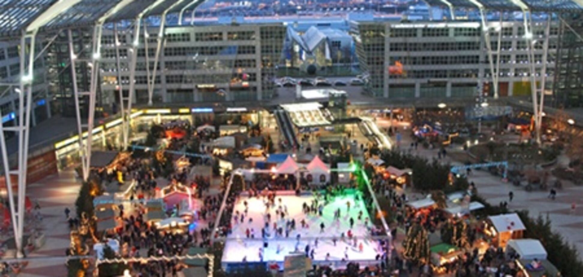 Рождественский рынок и каток в аэропорту Мюнхена