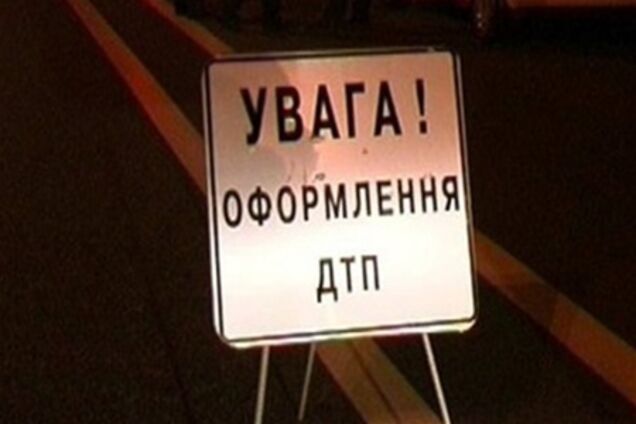 На Полтавщині Мерседес врізався в будинок і вибухнув