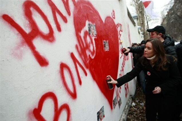 Наталия Королевская нарисовала сердце для Юлии Тимошенко