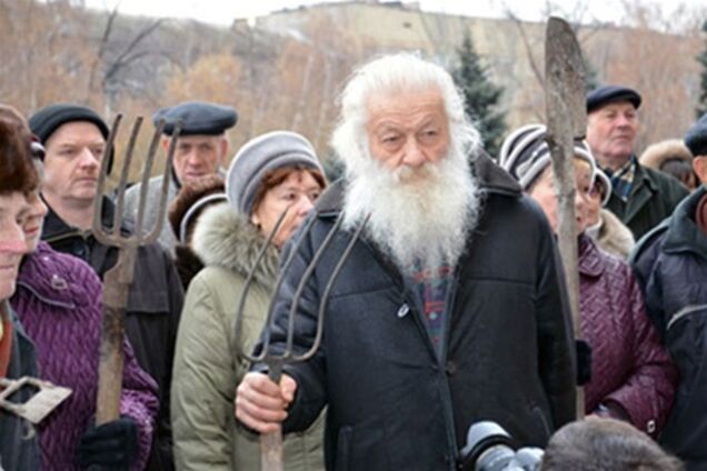 Донецькі пенсіонери з вилами виламали двері ОДА. Фото