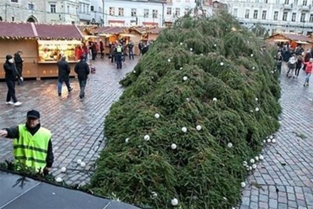 Головна ялинка Естонії впала вдруге
