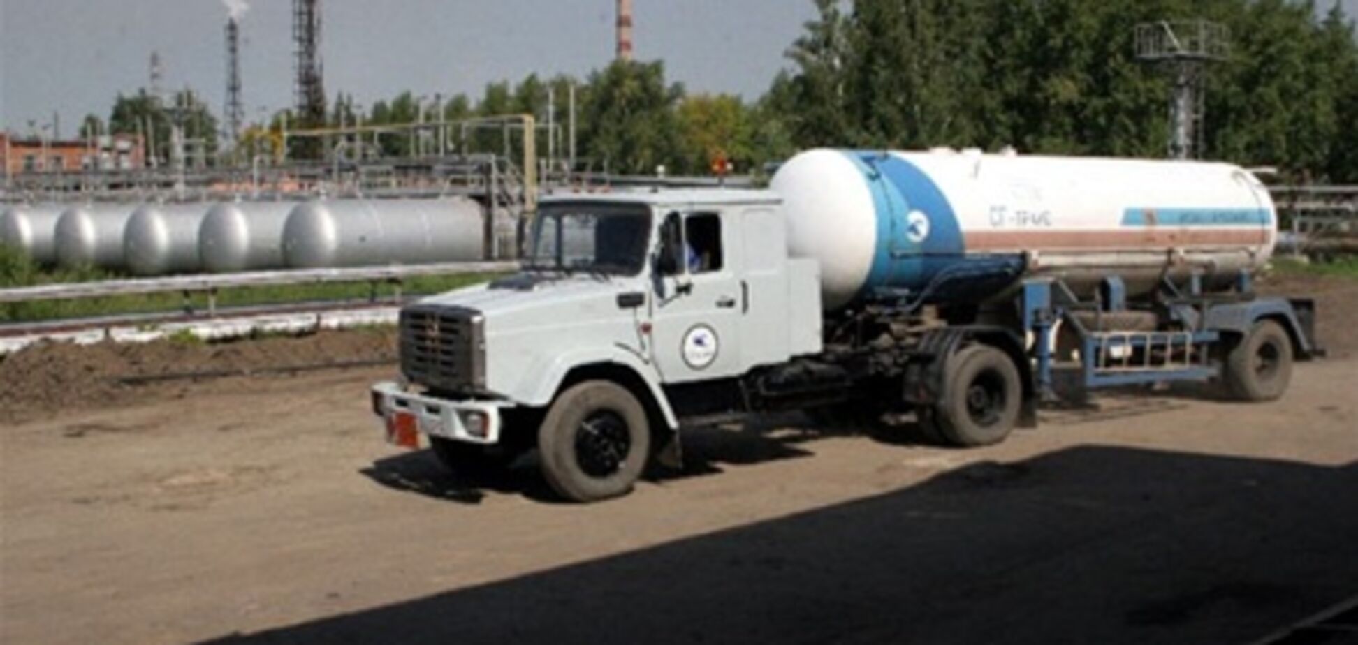 У Київській області перекинулася вантажівка зі скрапленим газом