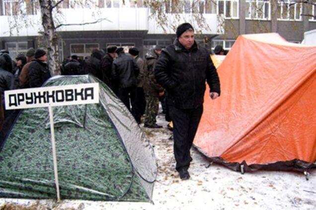 У Донецьку замість знесеного намету встановили три нових