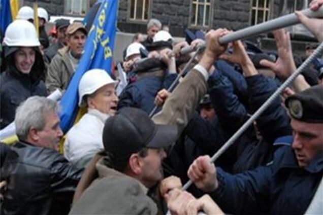 Біля Кабміну вже збираються учасники акції протесту
