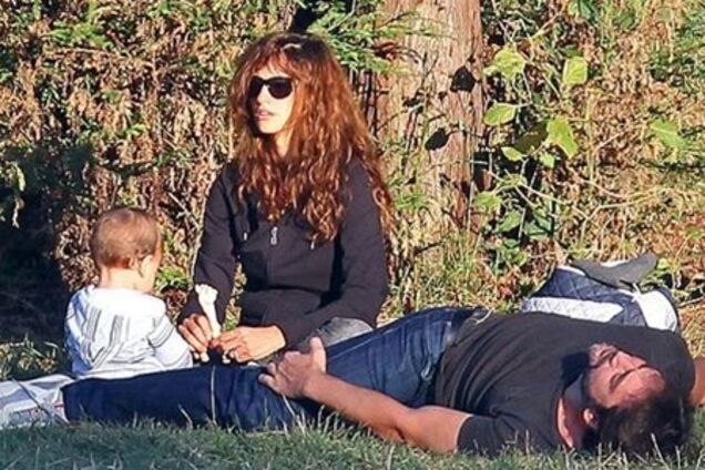 Бардем и Круз нежатся на травке