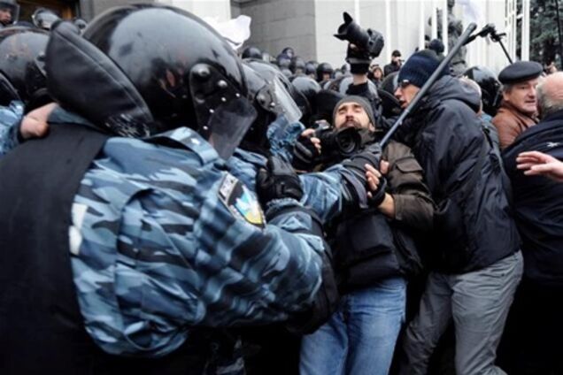 Біля Верховної Ради міліція побила журналістів. Відео