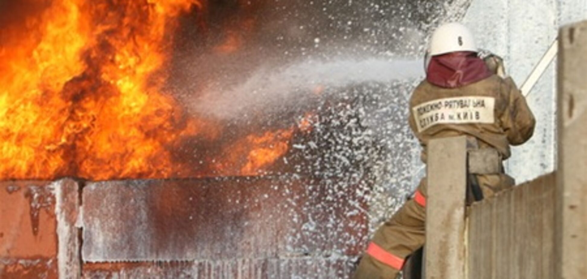 Пожарные погасили рынок 'Святошино' и торговые киоски на Дарнице