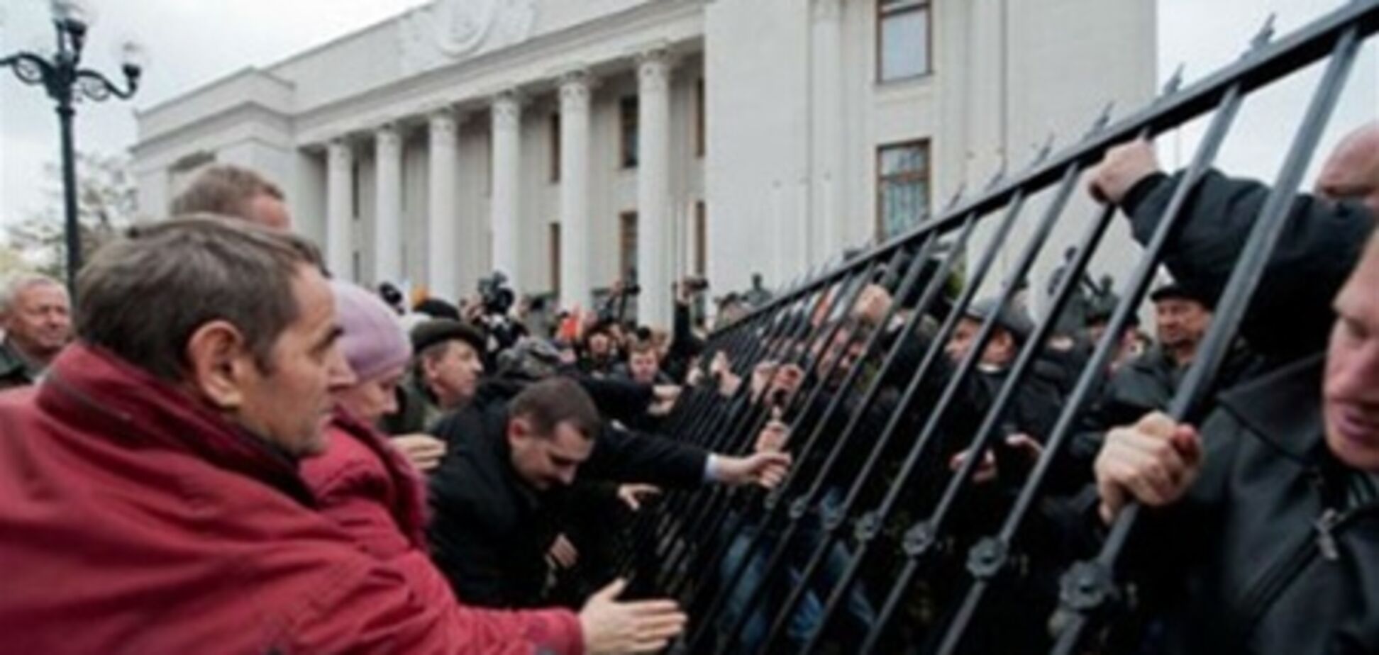 Забор под стенами Рады снесли с третьей попытки. Добавлено видео