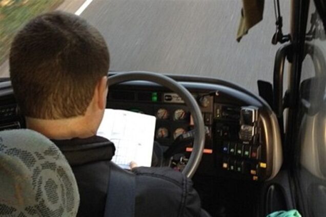 Водитель туристического автобуса решал за рулем судоку