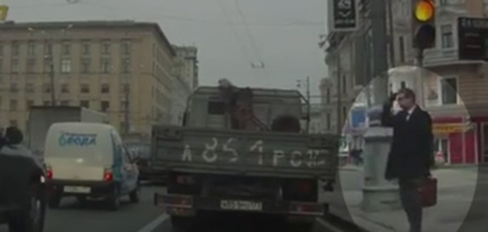 Пешеходы крестятся, прежде чем перейти дорогу. ВИДЕО