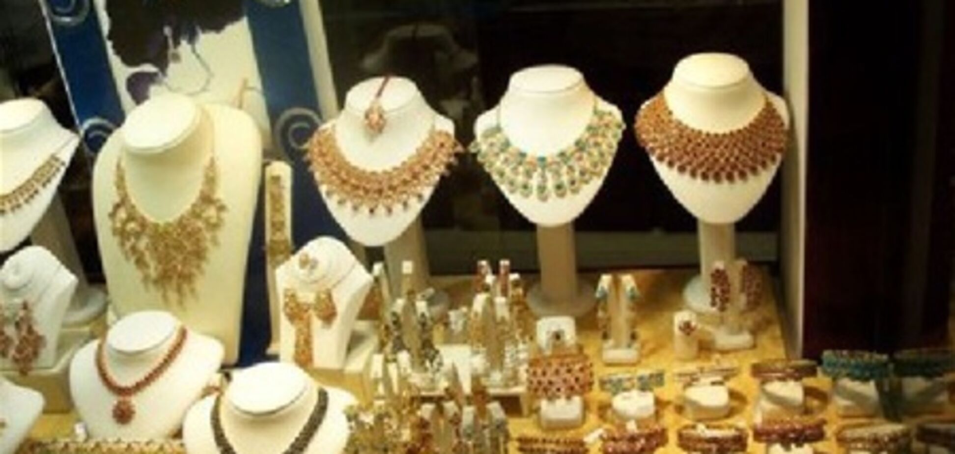 Грабители с ружьем напали на ювелирный магазин