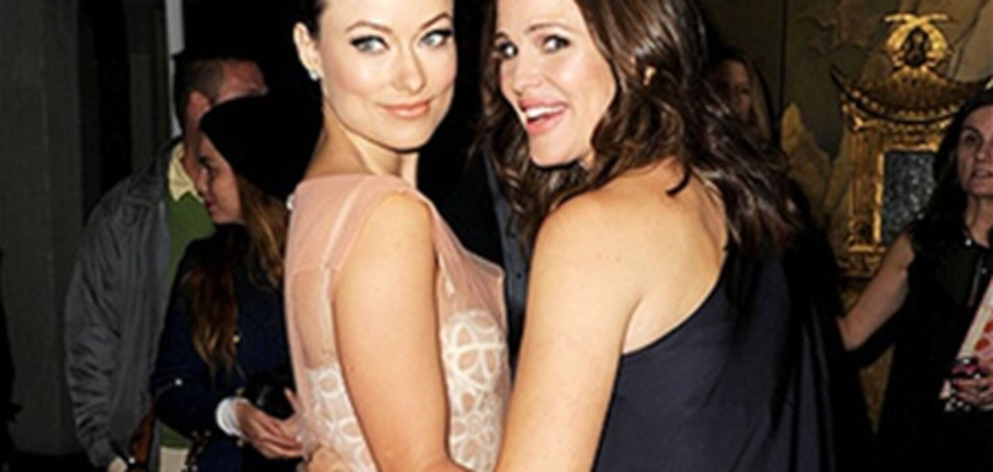 Звездные наряды AFI Fest интригуют