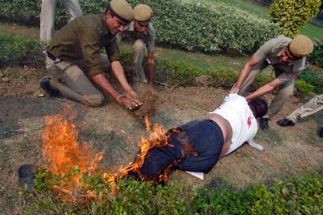 Самосожжение выходца из Тибета перед посольством Китая