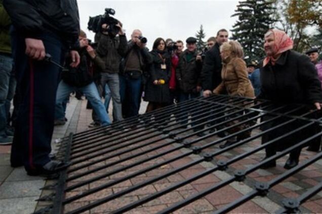 За поломку паркану біля ВР учасникам протесту світить 7 років?