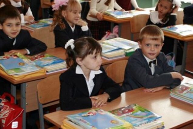 Дніпропетровськ. Учні заходитимуть до школи за пластиковими картками