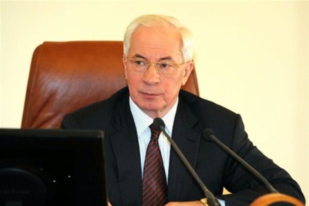 Азаров пообіцяв забрати у чиновників службові авто